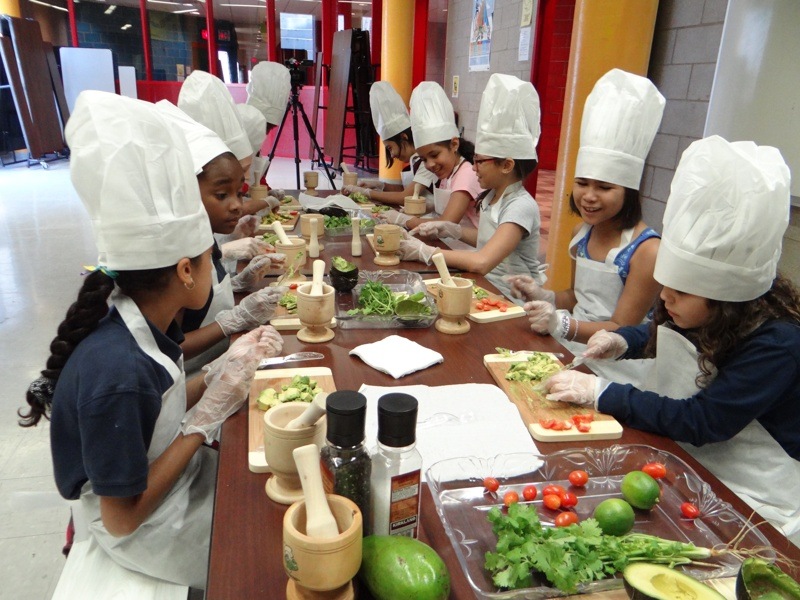 Como hacer que los niños aprendan cocinando