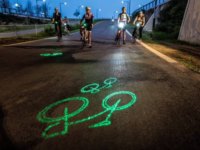 Laserlight y la silueta que proyecta sobre el suelo